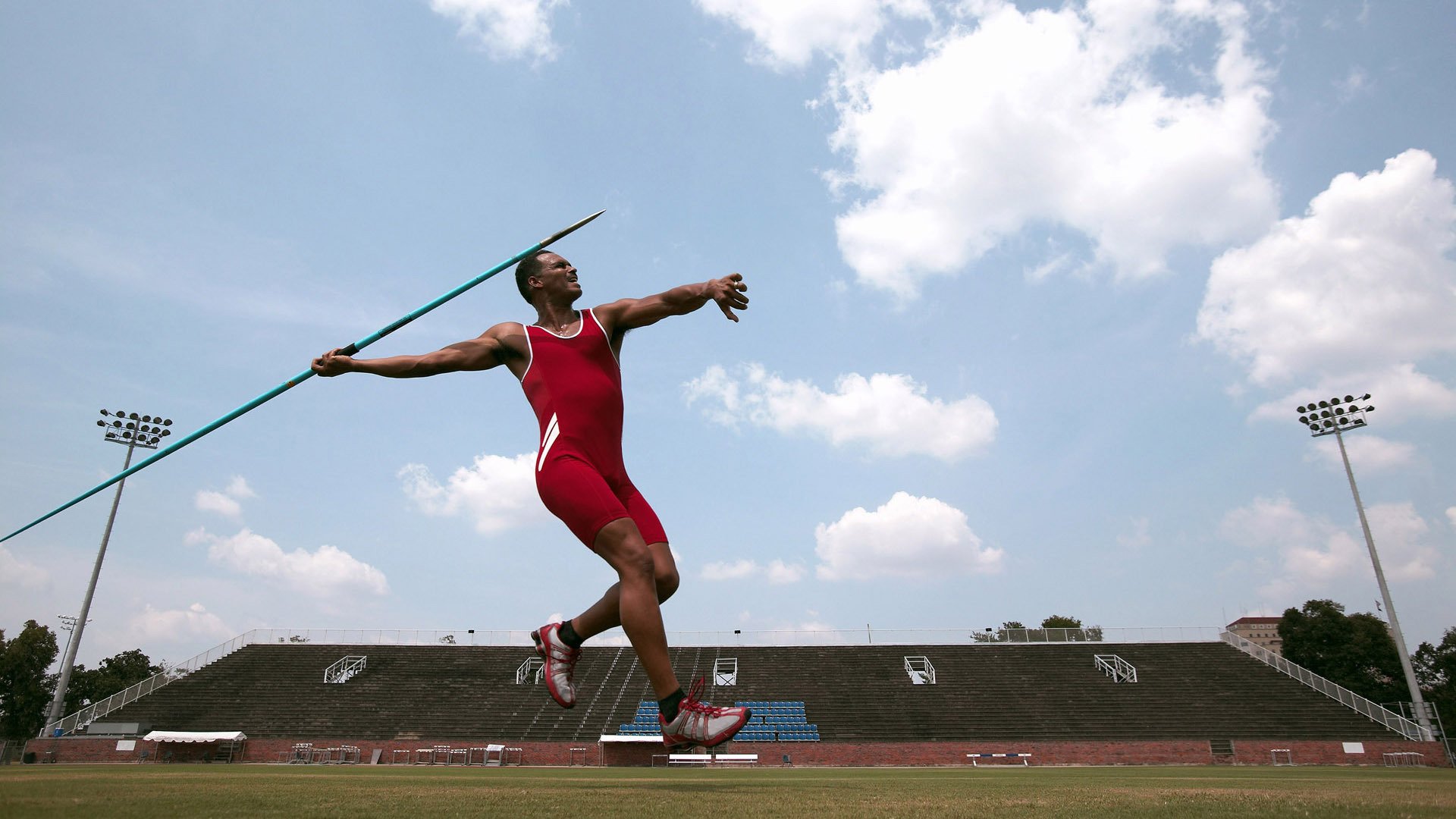 综合格斗赛场焦点！西班牙队对阵荷兰队，意外判罚引发热议，比赛氛围紧张